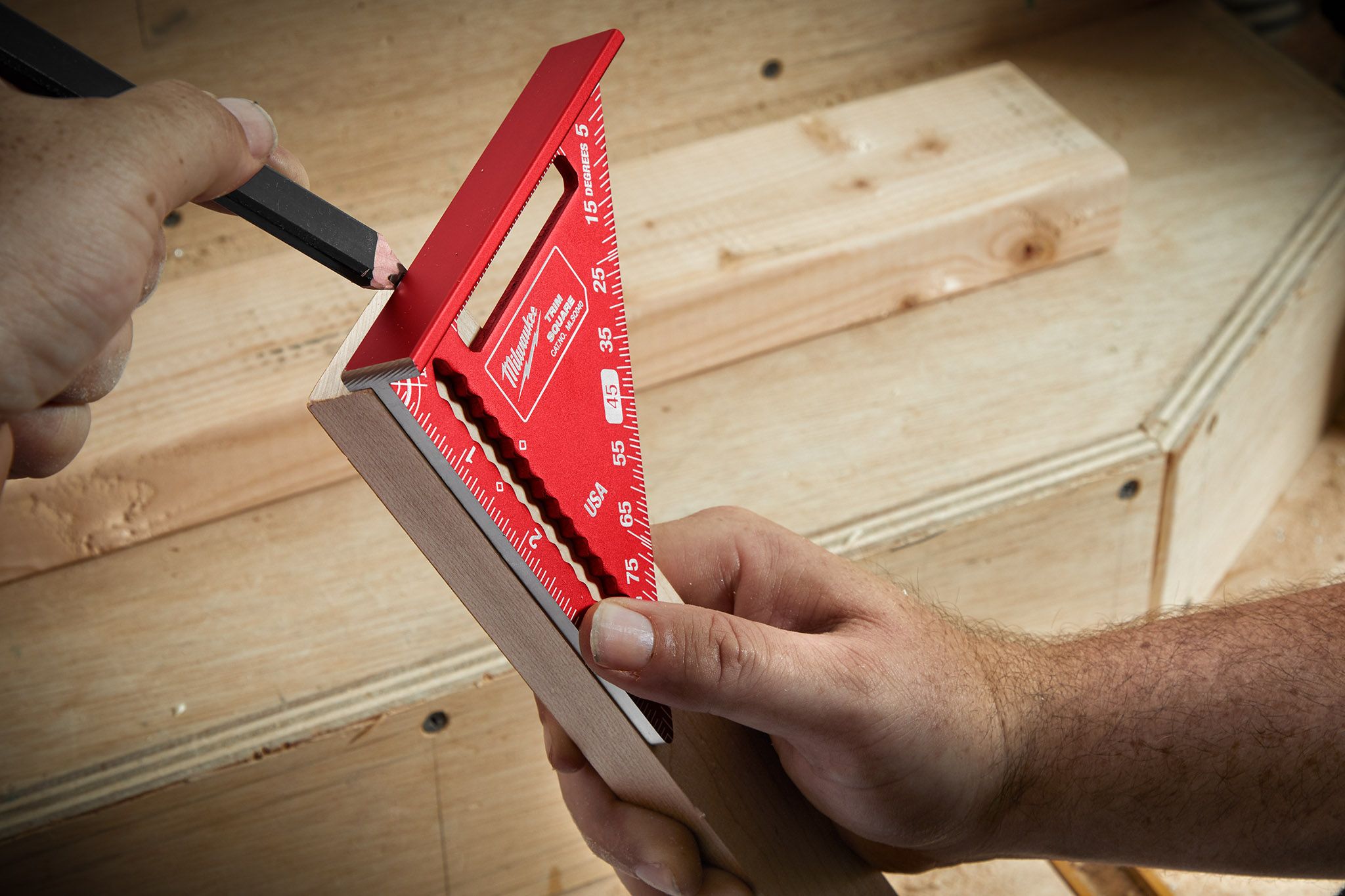 ESCUADRA DE BORDE DE 4-1 / 2 &quot; MILWAUKEE (MLSQ040)